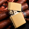 Zippo Classic 204B — матовая золотистая зажигалка